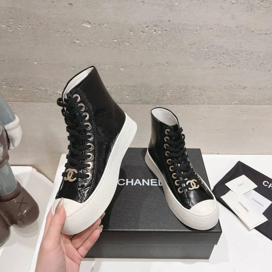👟👟Ex-factory price 480👟👟 (top version) Chanel Chanel 24 latest model full leather panda color white shoes casual sports shoes skateboard shoes original purchase and development production Xiaoxiang C Home Another super popular item in the counter, loved by Internet celebrity bloggers and sisters, and various praises on social platforms. It is very popular, has a high texture, is breathable and super spring and summer. Seeing this issue always arouses the inner desire of girls for fashion. The latest suede material, classic black and white color, full of fashionable feeling on the feet, easy to care for. Fabric: Original customized imported cowhide material. Lining: Customized soft sheepskin lining. Sole: Original molded TPU non-slip outsole. Bottom thickness: 2.5CM. Size: Women's size 35-40 (custom-made sizes 40 are non-refundable)